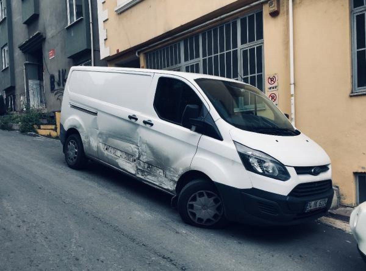 Beyoğlu'nda kaza yapan araç tehlike saçtı