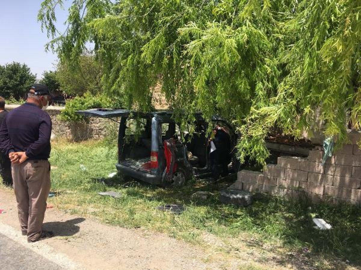 Konya'da araç, evin samanlığına çarptı: 3 yaralı