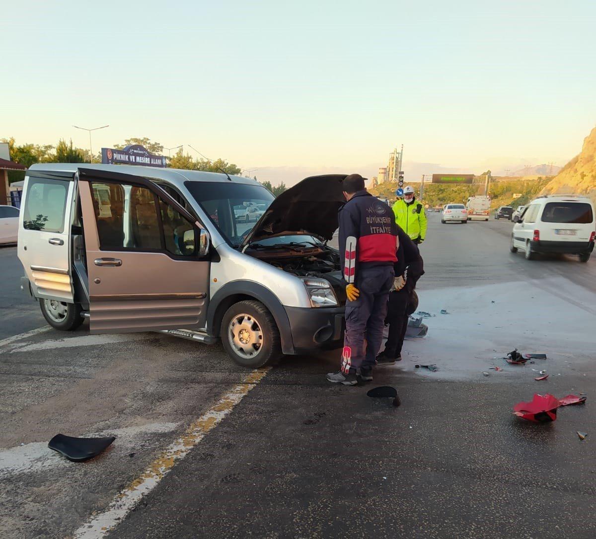 Van'da motosiklet ile kamyonet çarpıştı: 2 yaralı