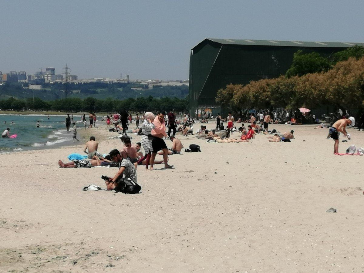 Florya'daki Menekşe Plajı'nda yoğunluk