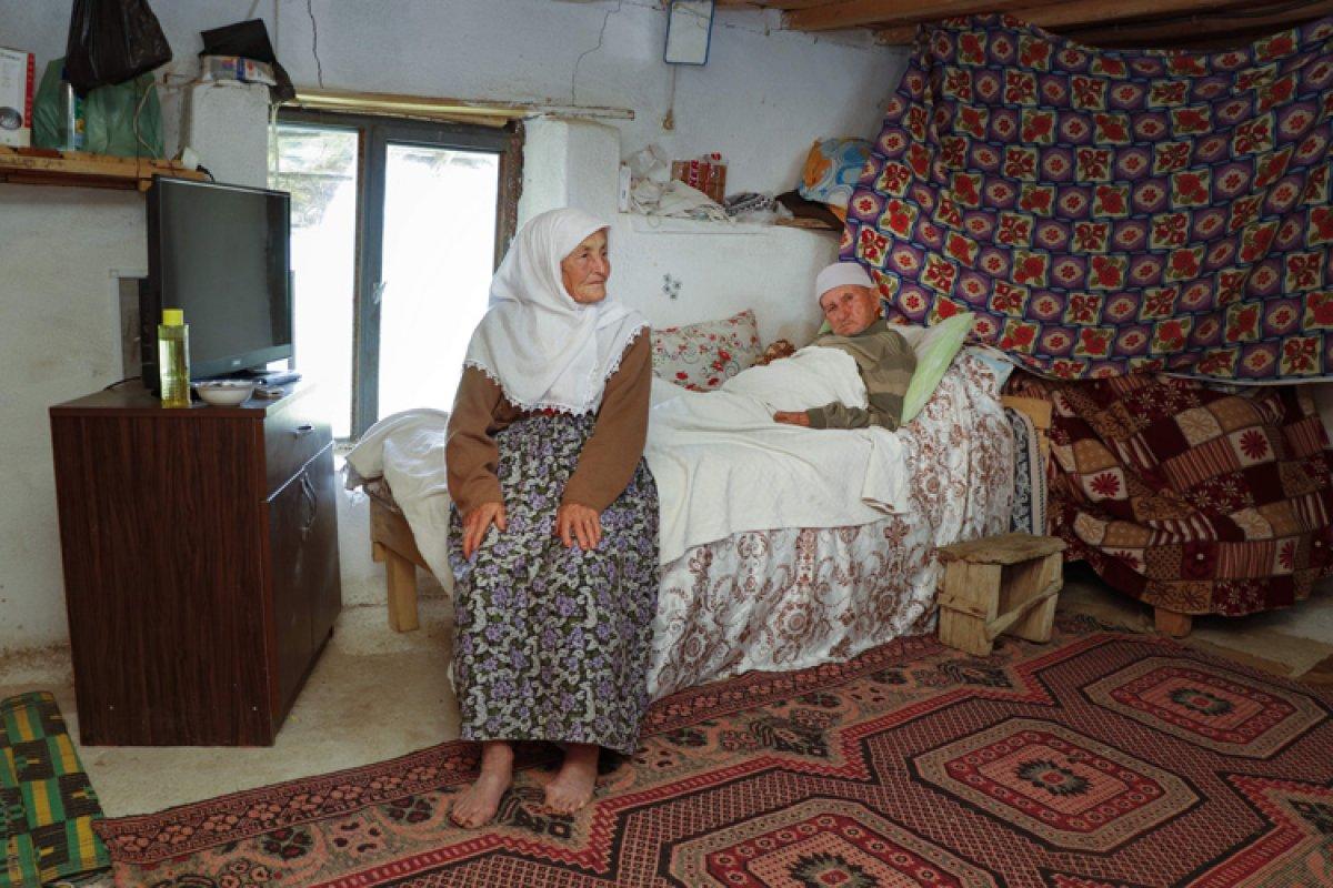 Muğla'da felçli eşine gözü gibi bakıyor