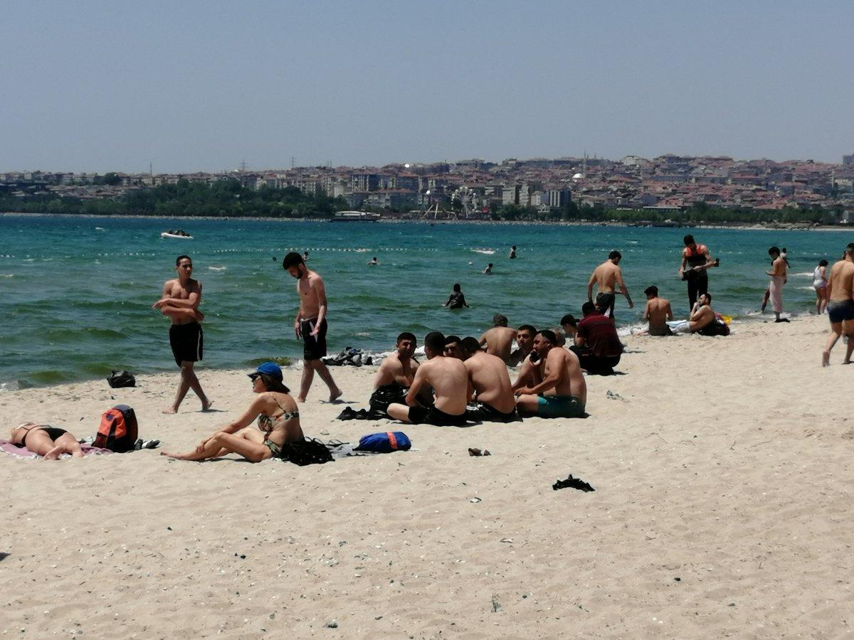 Florya'daki Menekşe Plajı'nda yoğunluk