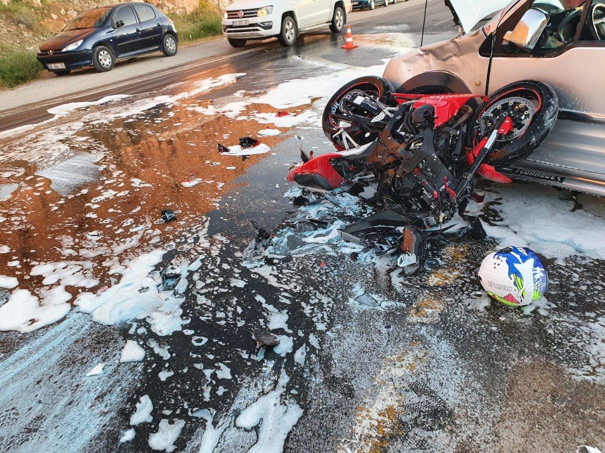 Van'da motosiklet ile kamyonet çarpıştı: 2 yaralı