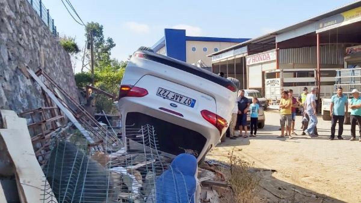 Antalya'da kontrolden çıkan araç istinat duvarından düştü