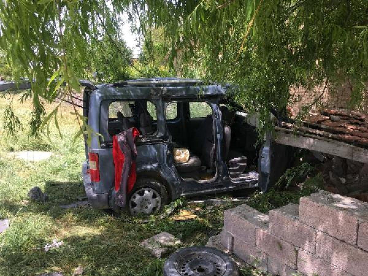 Konya'da araç, evin samanlığına çarptı: 3 yaralı