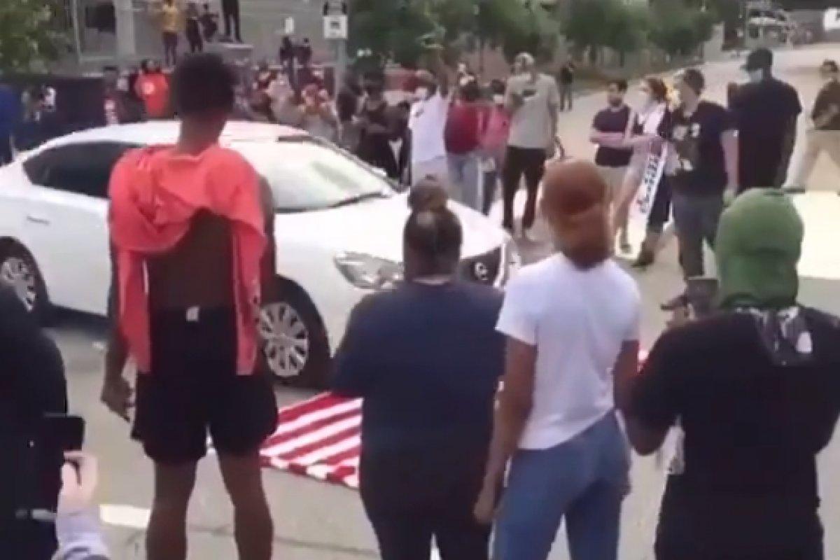 Amerika'da protestocular ABD bayrağını çiğnedi