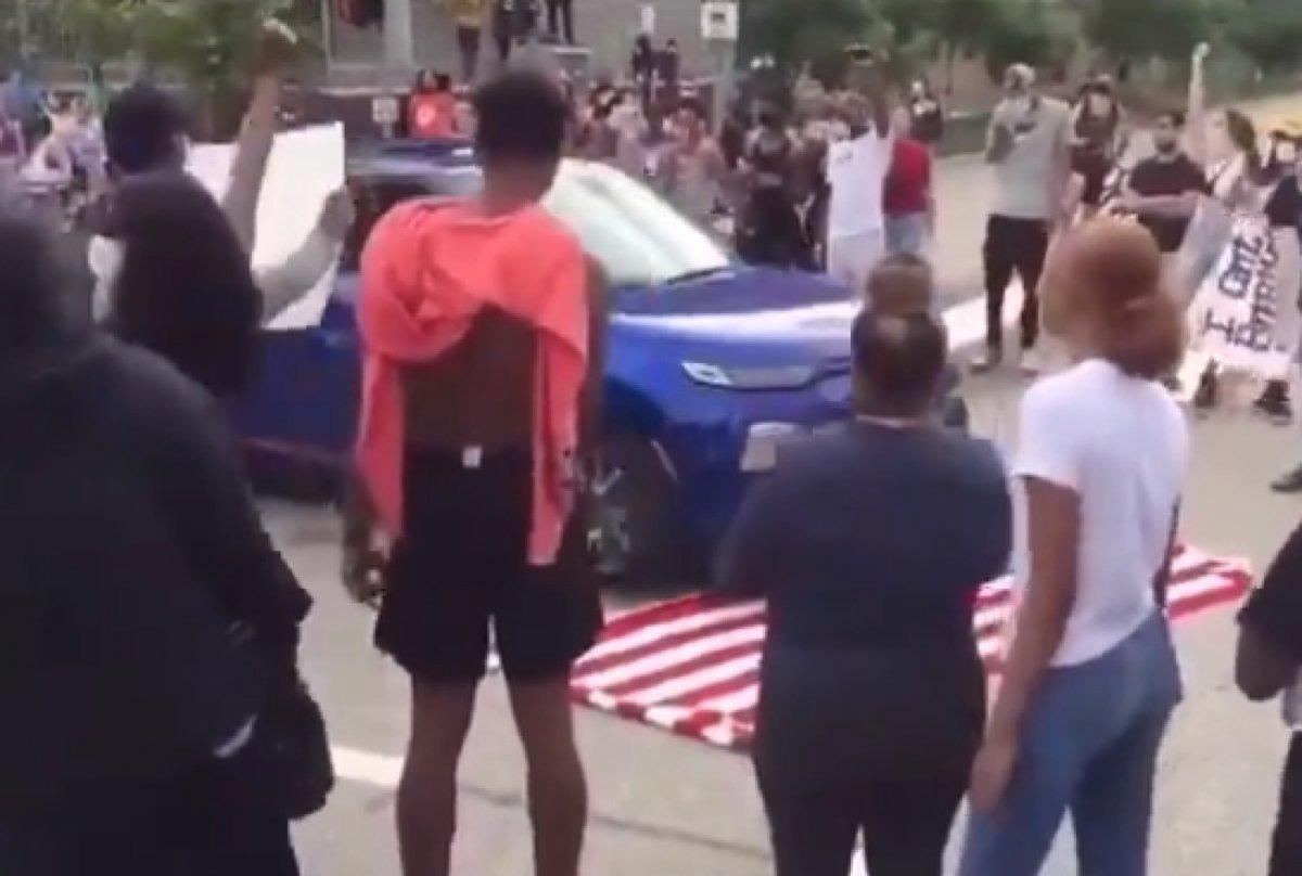 Amerika'da protestocular ABD bayrağını çiğnedi