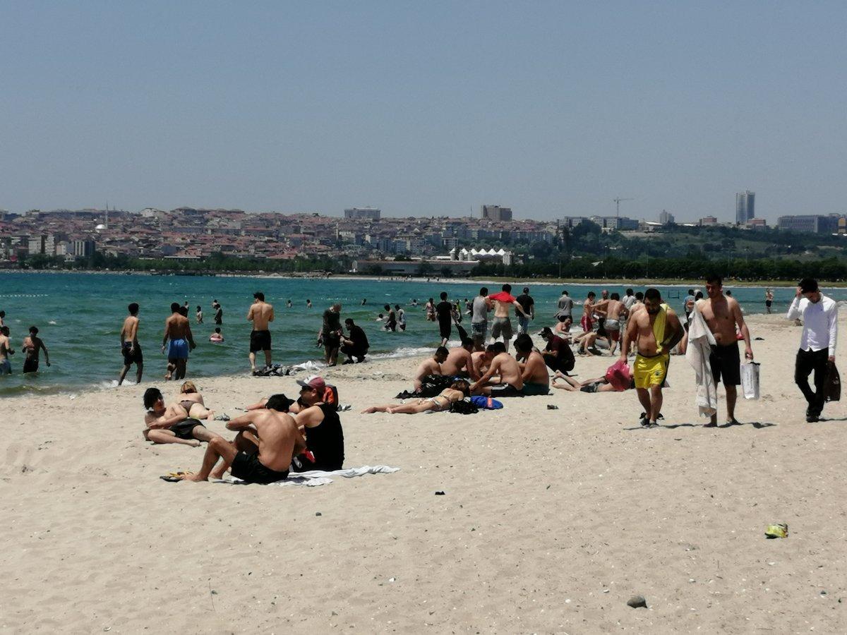 Florya'daki Menekşe Plajı'nda yoğunluk