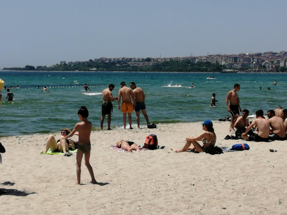 Florya'daki Menekşe Plajı'nda yoğunluk