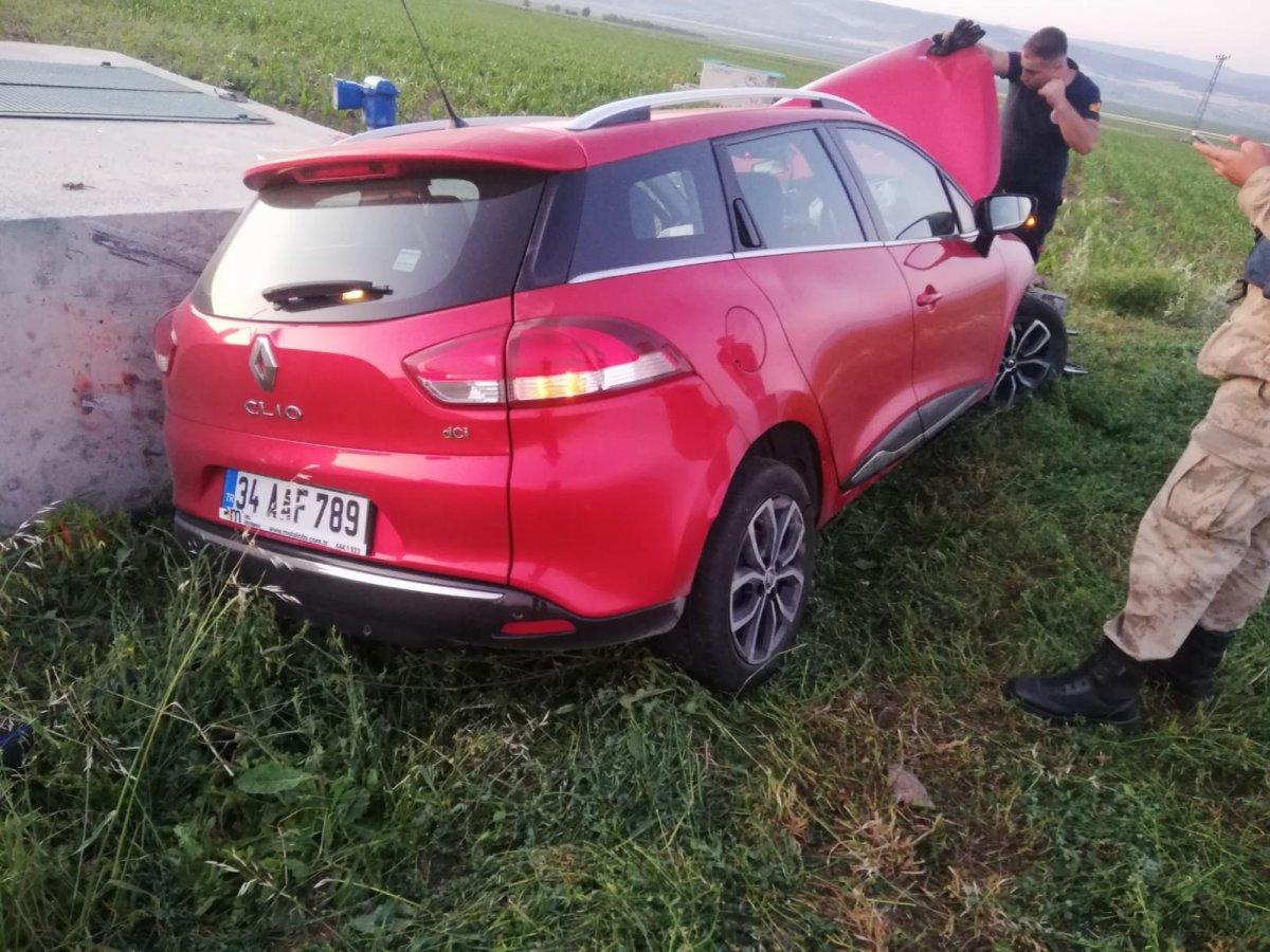 Amasya'da araç tarlaya uçtu: 3 yaralı