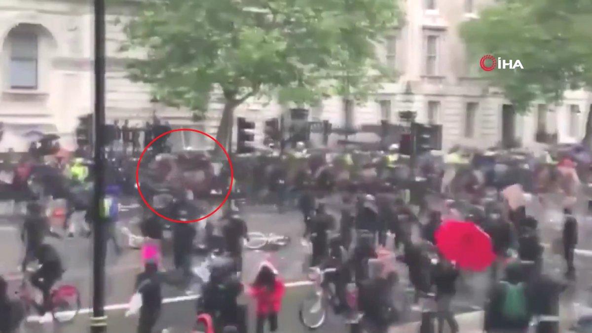 İngiliz polisi attan düştü