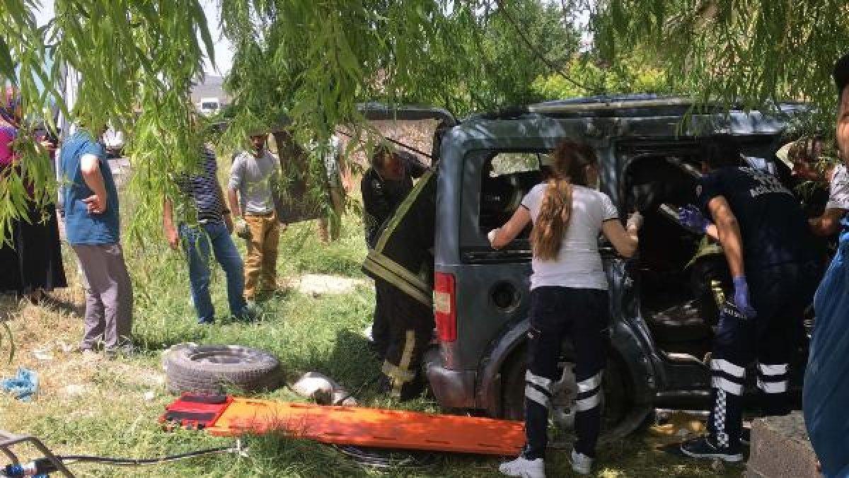 Konya'da araç, evin samanlığına çarptı: 3 yaralı