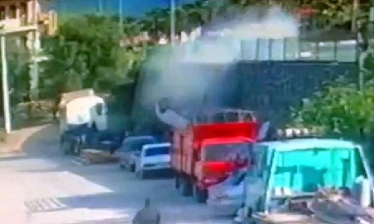 Antalya'da kontrolden çıkan araç istinat duvarından düştü