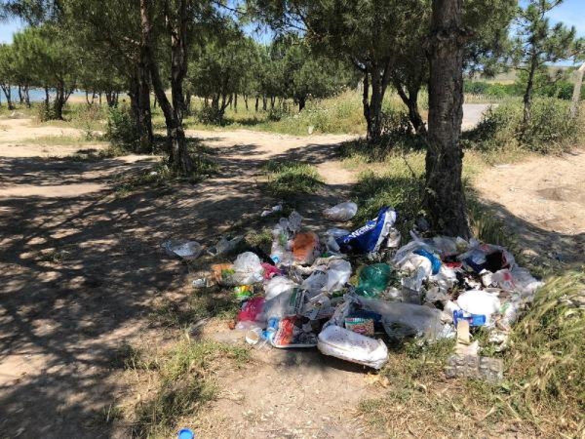 Arnavutköy'de piknik yapanlardan geriye çöpler kaldı