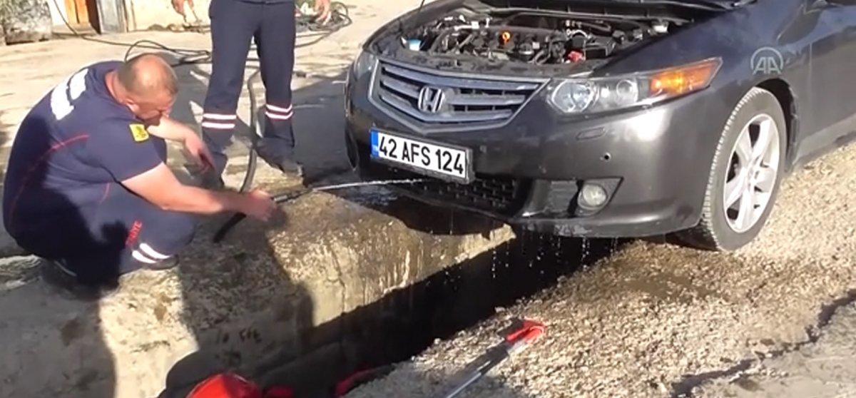 Konya'da aracına giren yılan çıkarılamayınca evine gitti