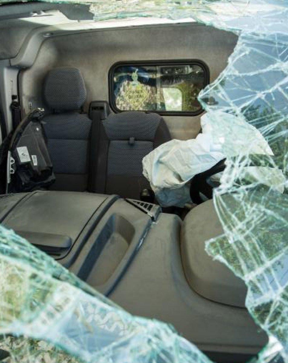 Gaziosmanpaşa'da ekmek minibüsü 5 metreden aşağı düştü