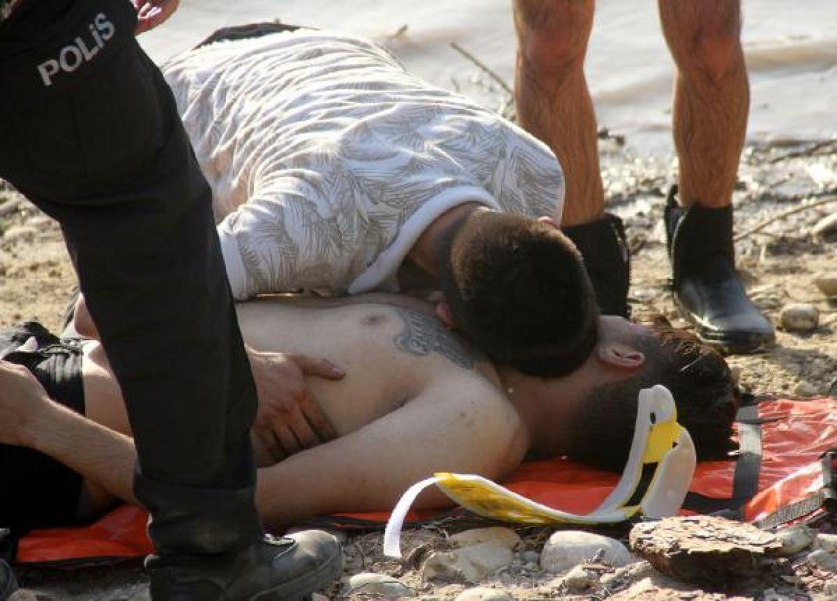 Boğulan kardeşinin başında feryat etti