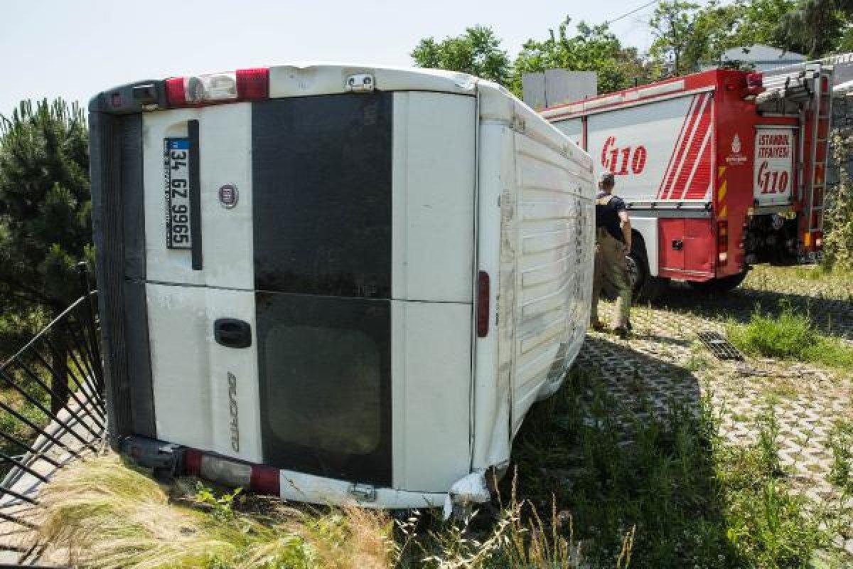 Gaziosmanpaşa'da ekmek minibüsü 5 metreden aşağı düştü