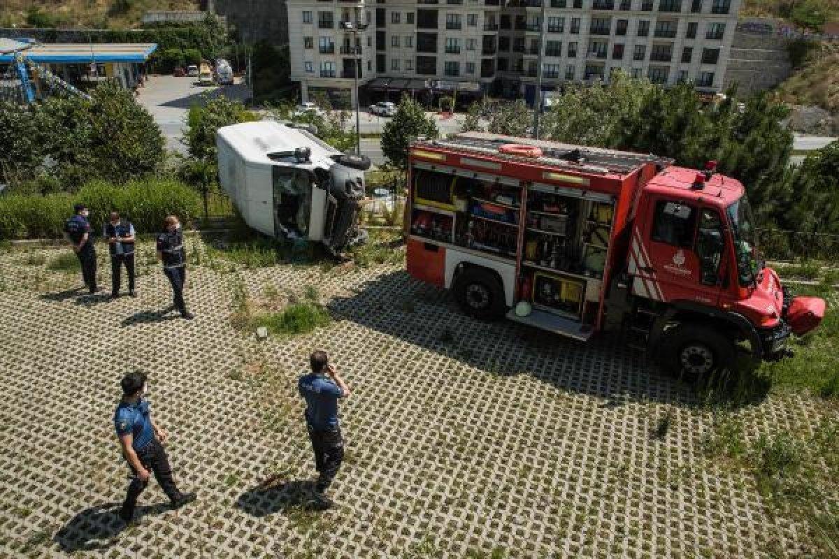 Gaziosmanpaşa'da ekmek minibüsü 5 metreden aşağı düştü