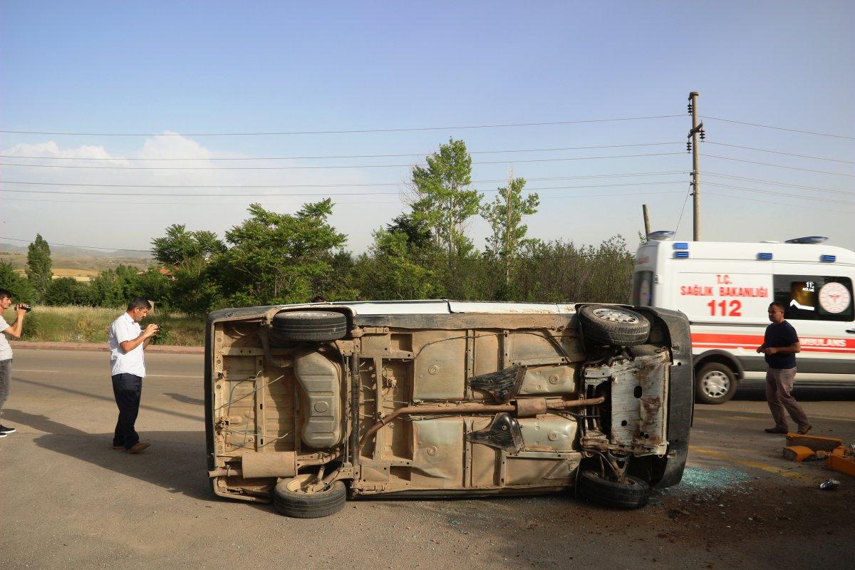 Bisikletli çocuğa çarpmamak için otomobiliyle takla attı