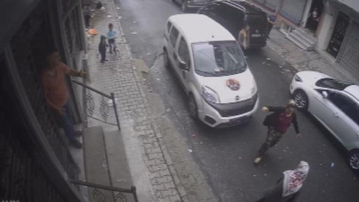 Sokağa aniden fırlayan çocuğa hafif ticari araç çarptı