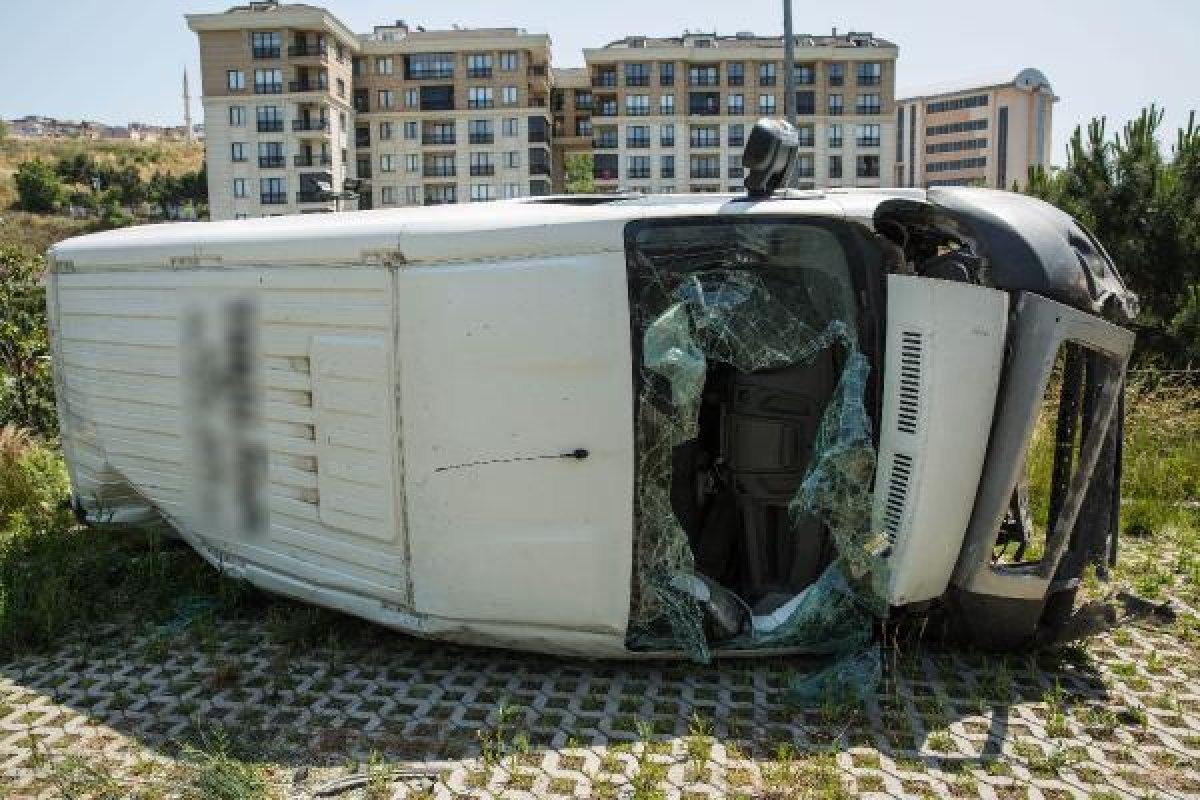Gaziosmanpaşa'da ekmek minibüsü 5 metreden aşağı düştü