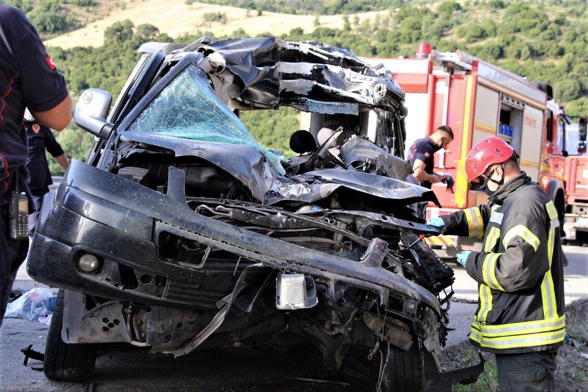 Manisa'da minibüs kamyona çarptı: 4 yaralı