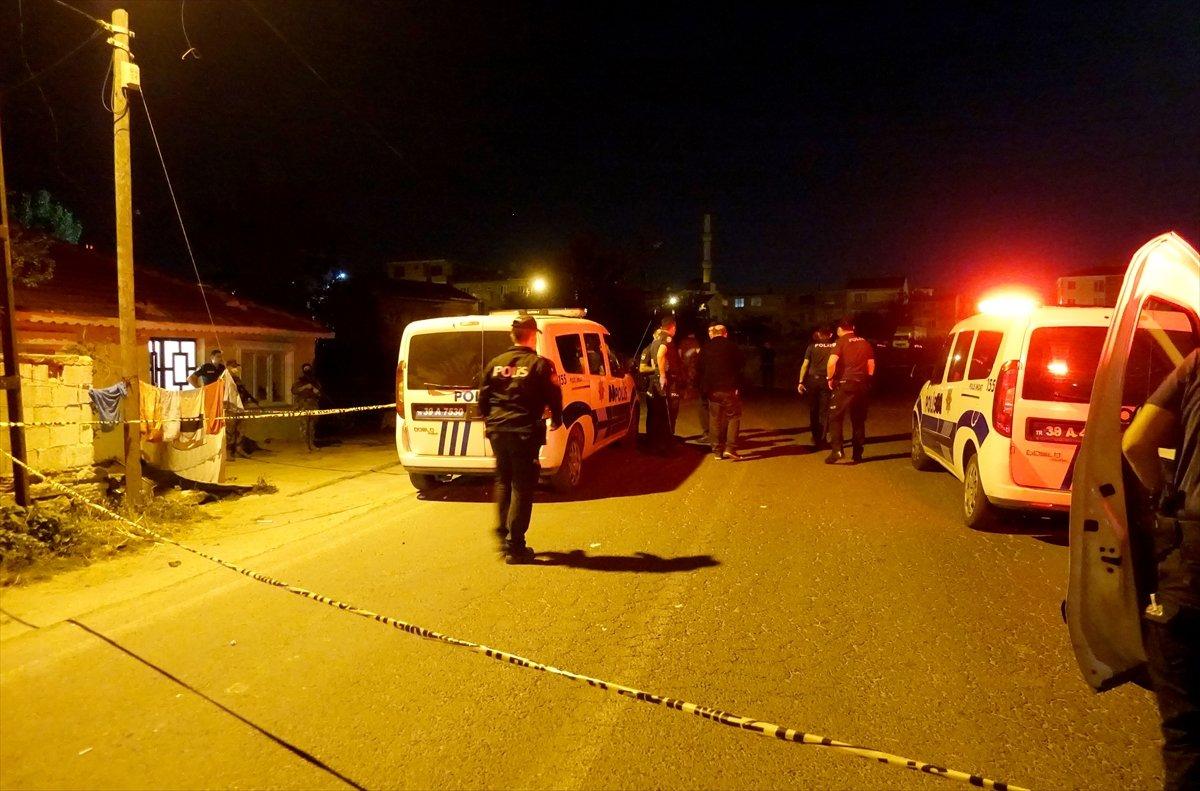 Birlikte yaşayan çiftin yakınları polise saldırdı