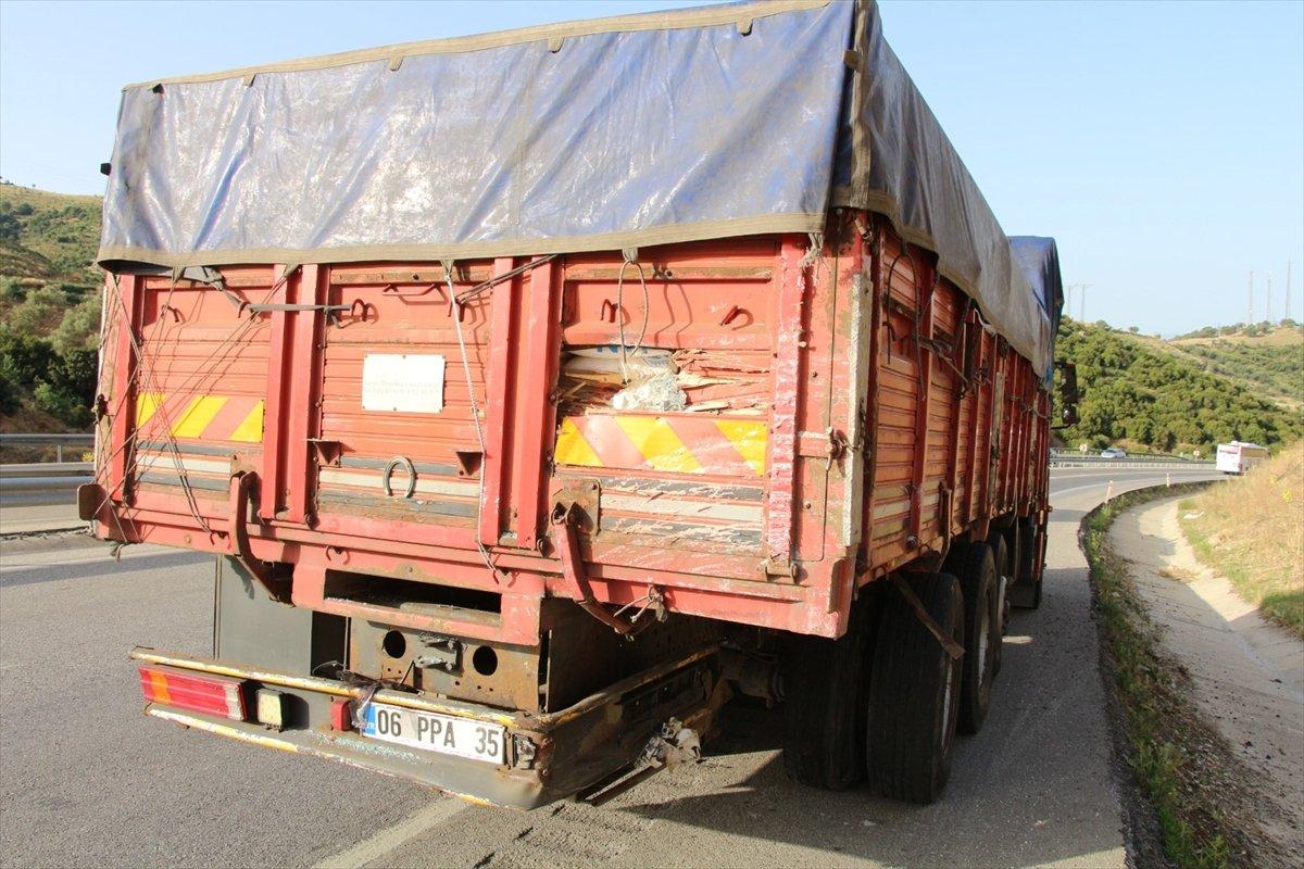 Manisa'da minibüs kamyona çarptı: 4 yaralı