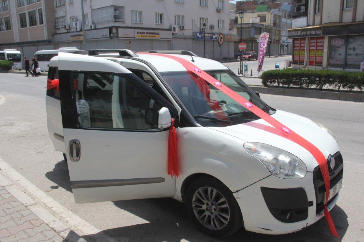 Adana'da gelin arabasını soyup kaçtılar