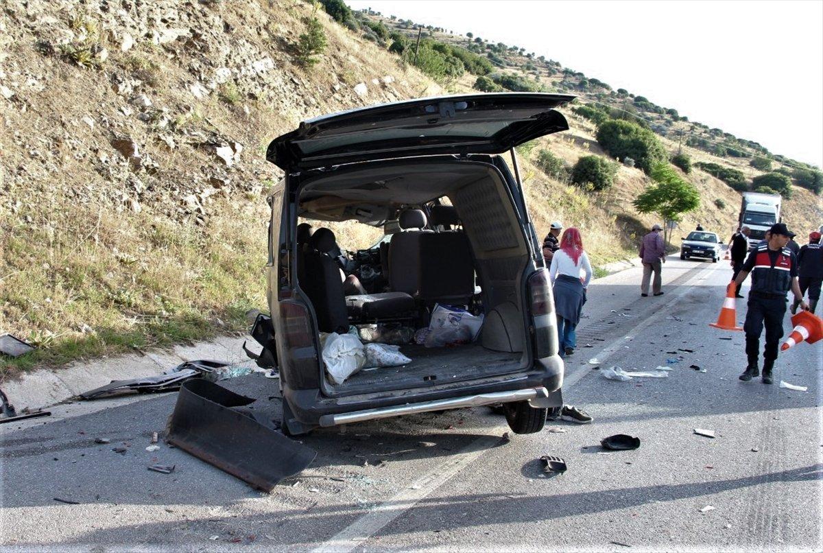 Manisa'da minibüs kamyona çarptı: 4 yaralı