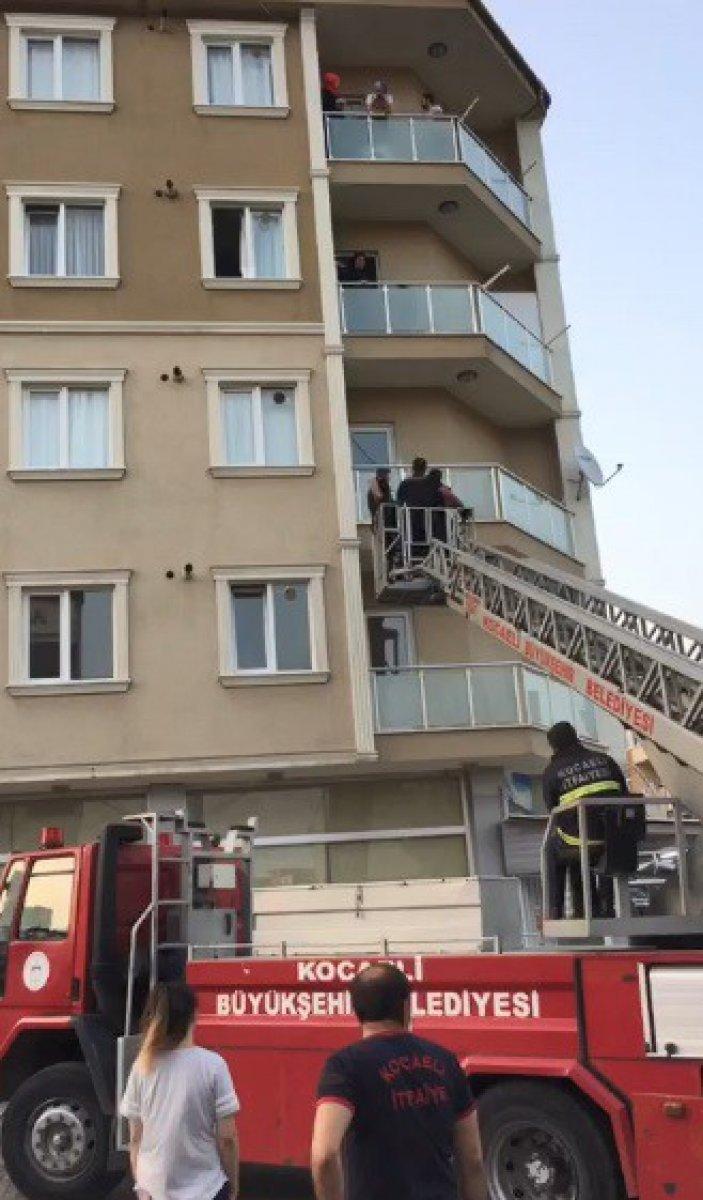 Kocaeli'de annesini darbederek rehin aldı