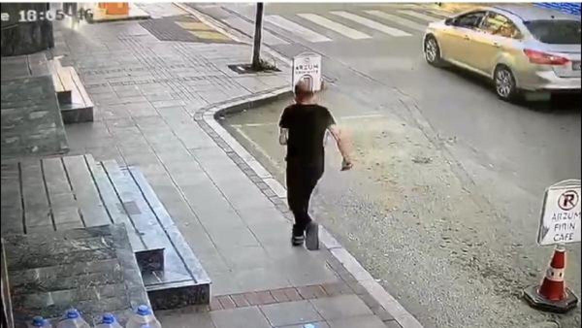 Pendik'te, cadde ortasında bıçaklı saldırı