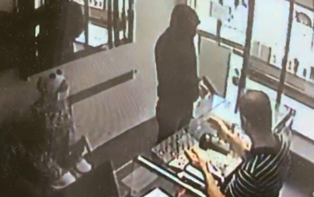 İzmir’de kuyumcu, hırsızı derdest edip polise teslim etti