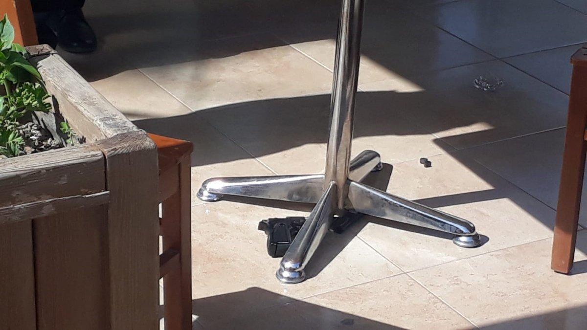 İzmir’de kuyumcu, hırsızı derdest edip polise teslim etti