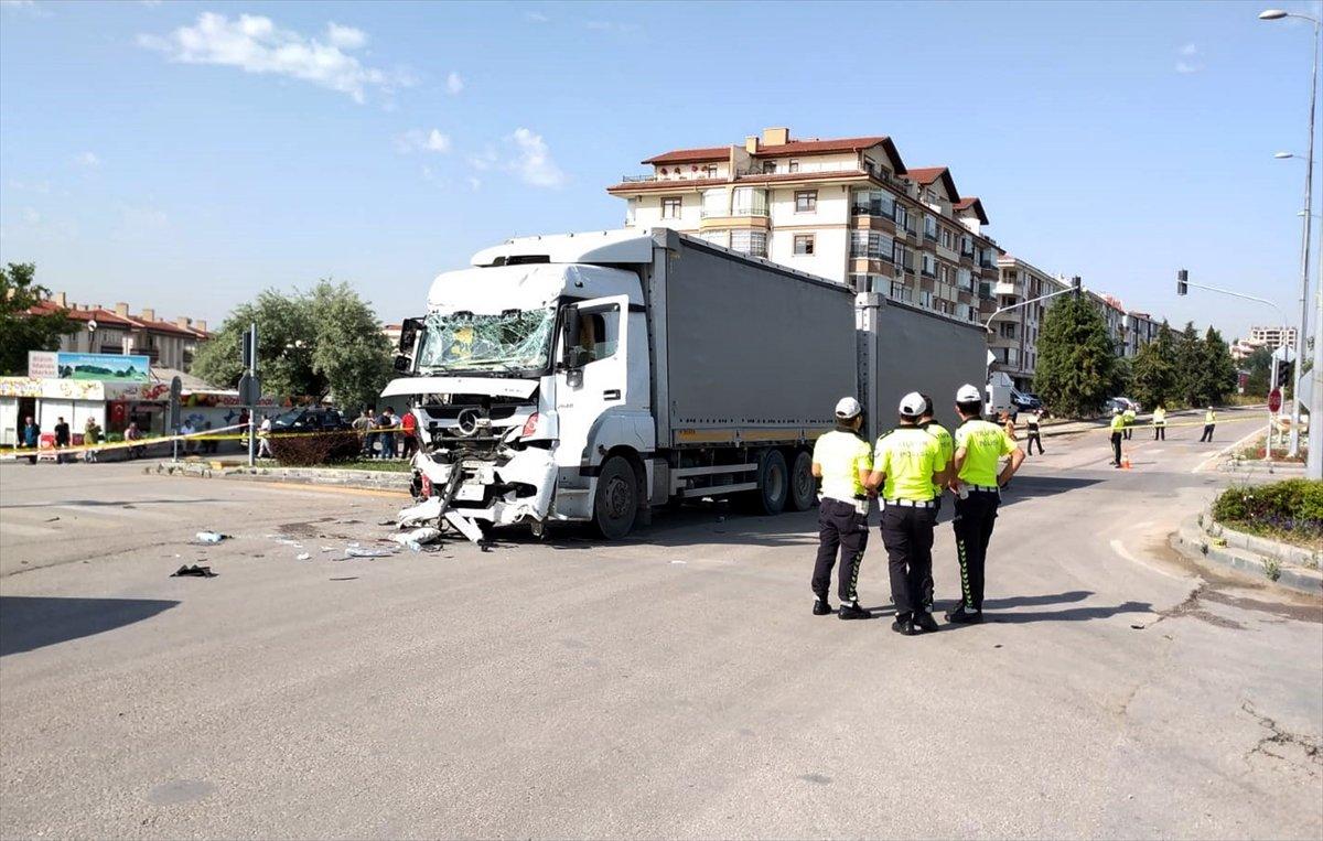 Ankara'da tırla midibüs çarpıştı: 2 ölü 3 yaralı