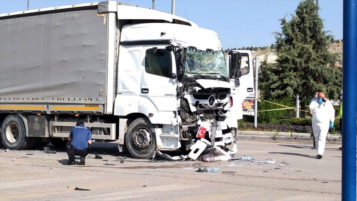 Ankara'da tırla midibüs çarpıştı: 2 ölü 3 yaralı