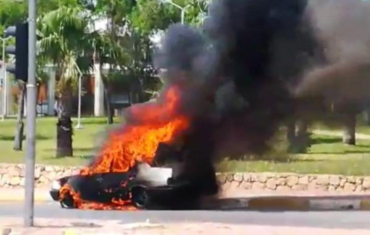 Antalya'da, alev topuna dönen otomobil