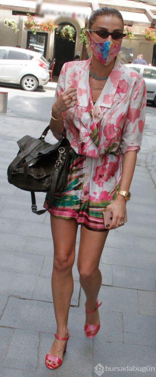 Özge Ulusoy'un maske kombini