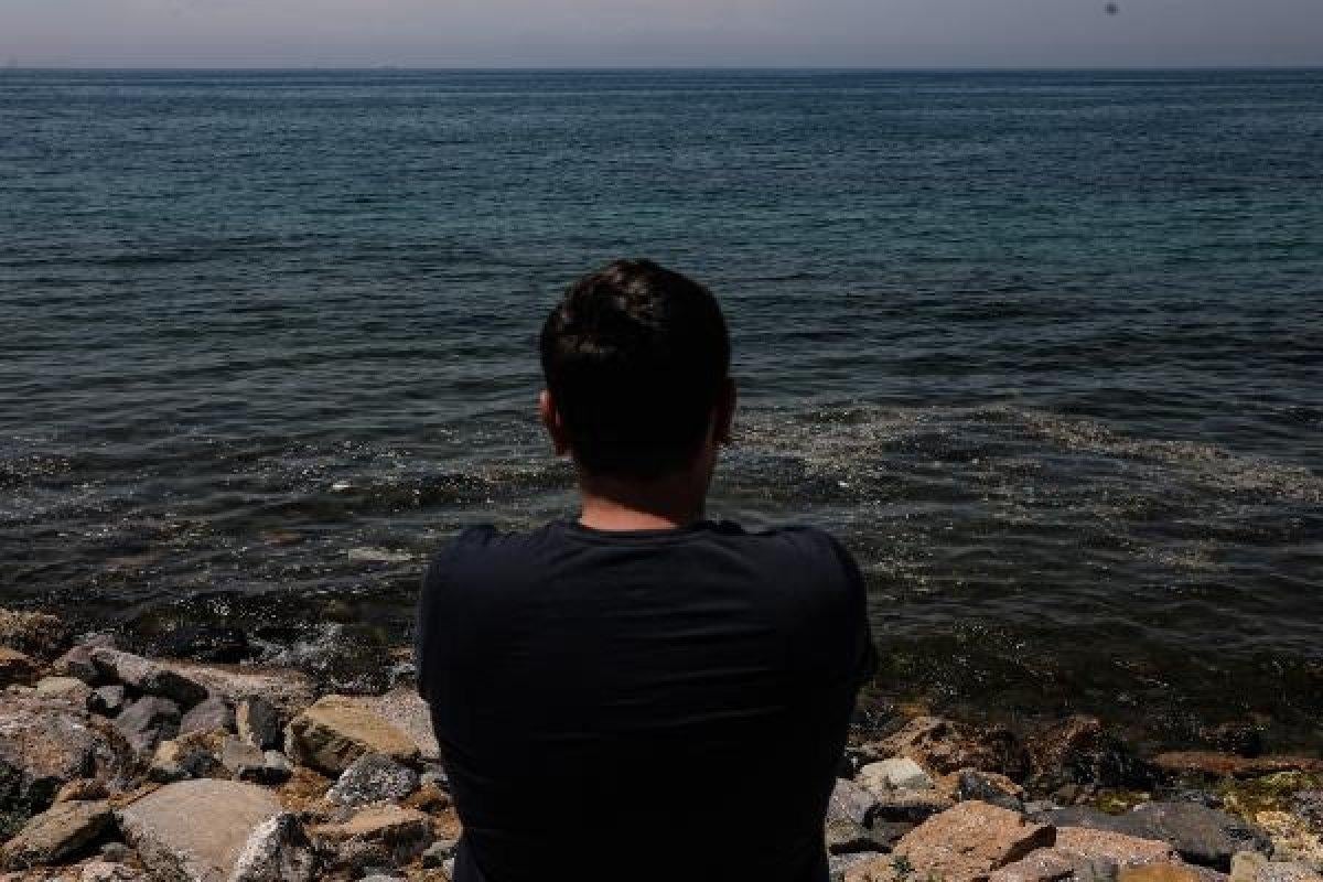 Caddebostan Sahili'nde denizin kıyısı pislik içinde