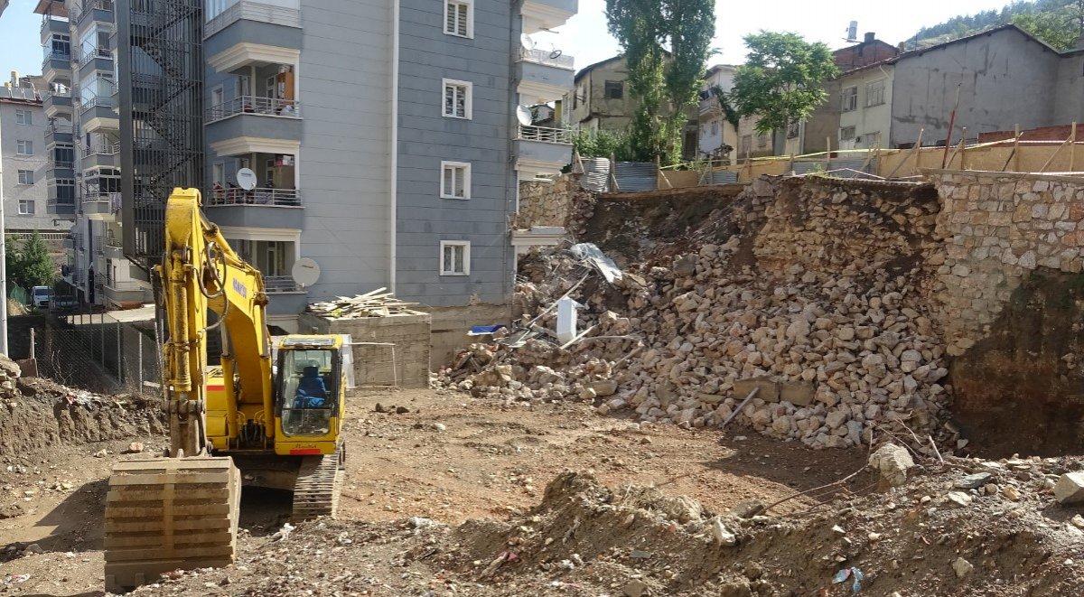 Tokat'ta istinat duvarının çökme anı kamerada