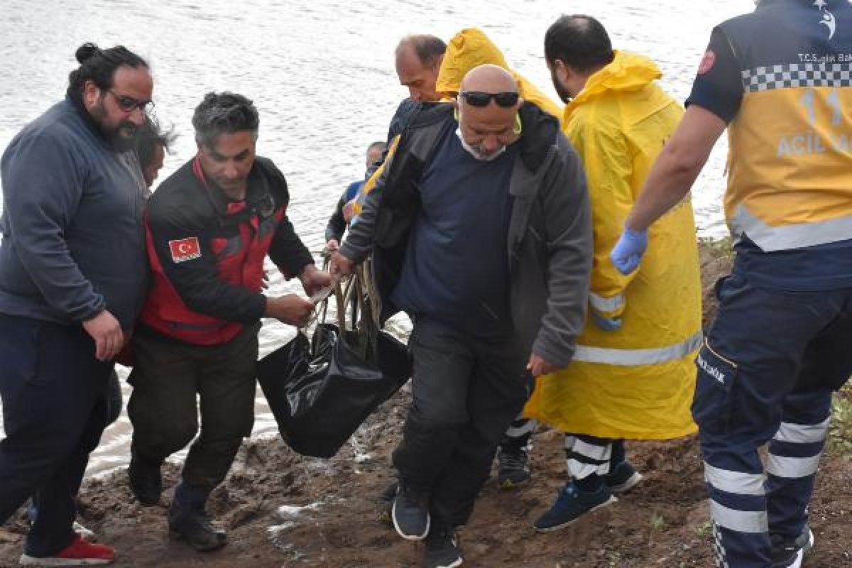 Kızılırmak'a giren 3 çocuk boğuldu