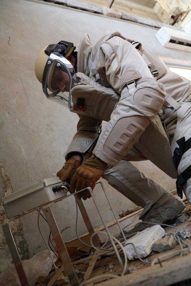 Mehmetçik Hafter'in tuzakladığı bombaları temizliyor