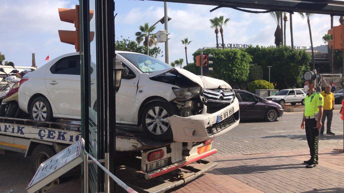 Şarkıcı Lara’ya Alanya’da otomobil çarptı
