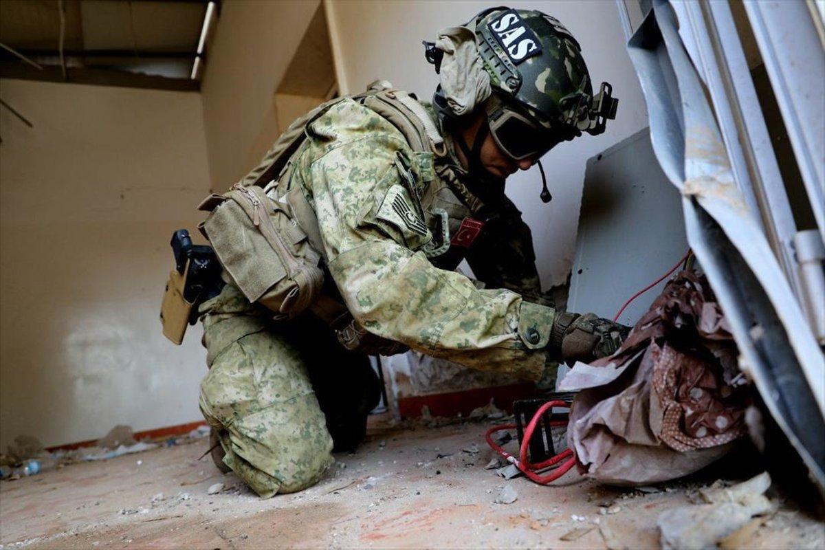 Mehmetçik Hafter'in tuzakladığı bombaları temizliyor