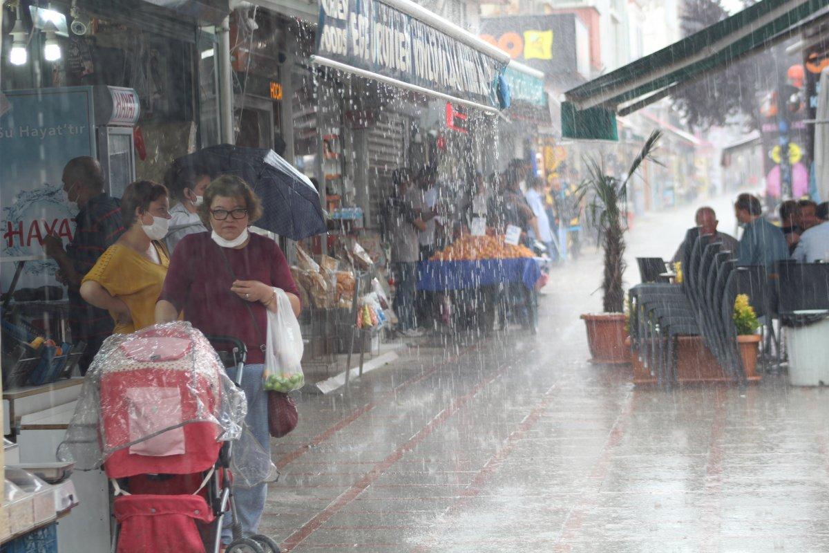 Beklenen yağmur Edirne'de başladı, İstanbul'a geliyor