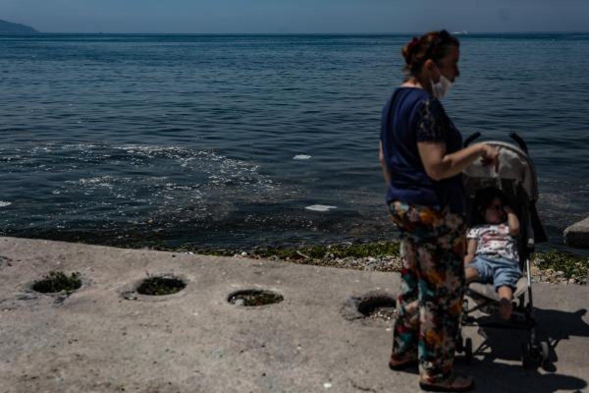 Caddebostan Sahili'nde denizin kıyısı pislik içinde