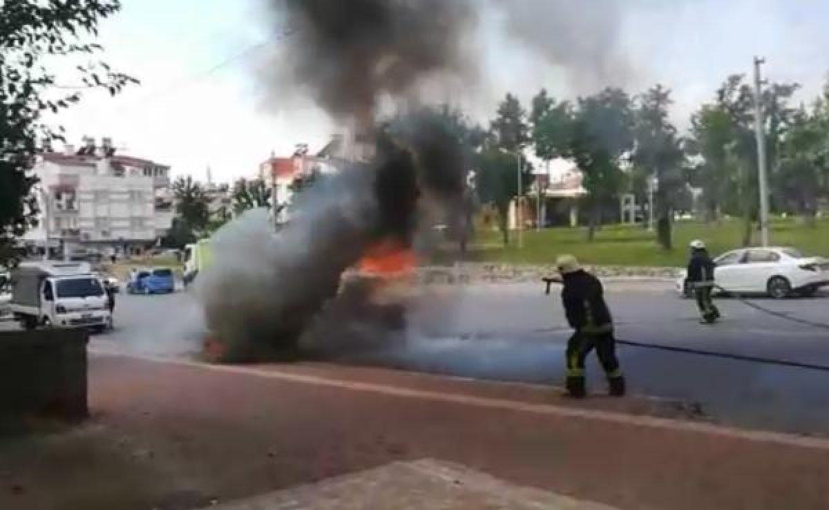 Antalya'da, alev topuna dönen otomobil