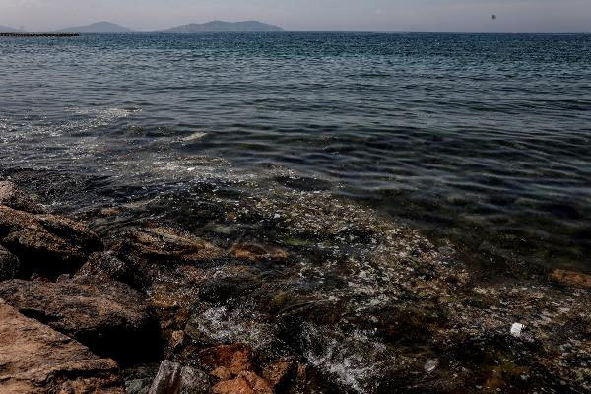 Caddebostan Sahili'nde denizin kıyısı pislik içinde