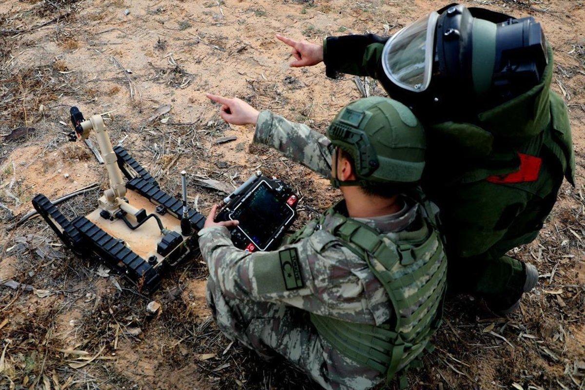 Mehmetçik Hafter'in tuzakladığı bombaları temizliyor